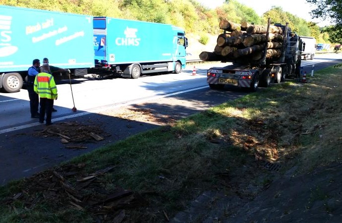 A44: Holztransporter kippte um