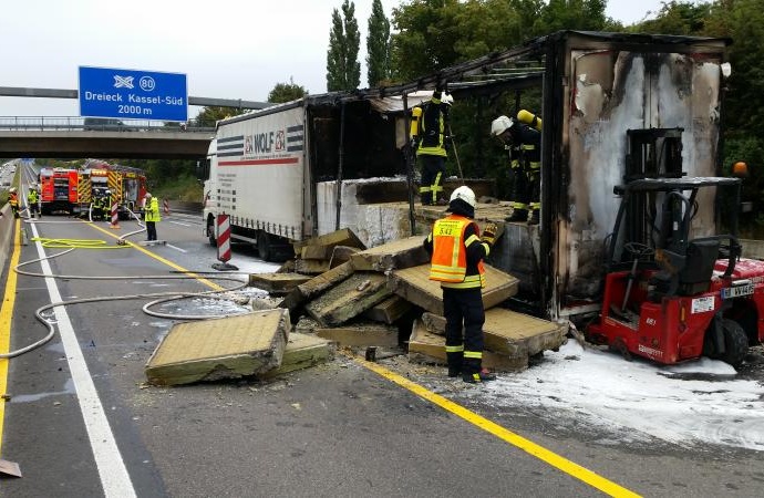 LKW brannte auf der A7 – Kilometerlanger Stau