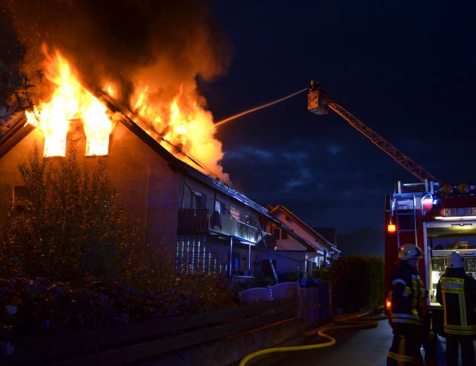 Dachstuhlbrand – Feuerwehr rettet Personen vom Balkon