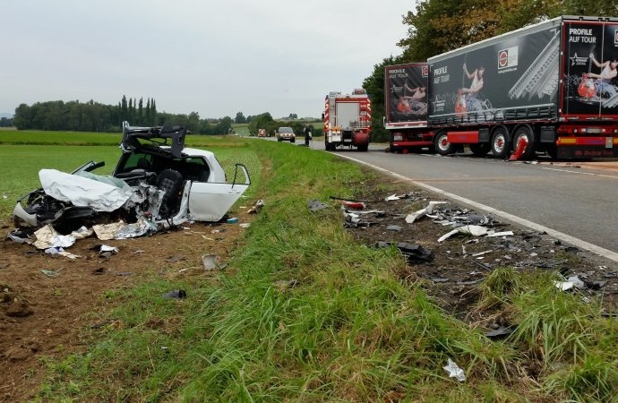 B254: Frontal in LKW – Golf-Fahrer lebensbedrohlich verletzt