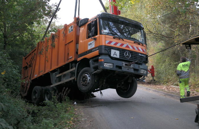 Müllwagen auf dem Weg zur Deponie verunglückt