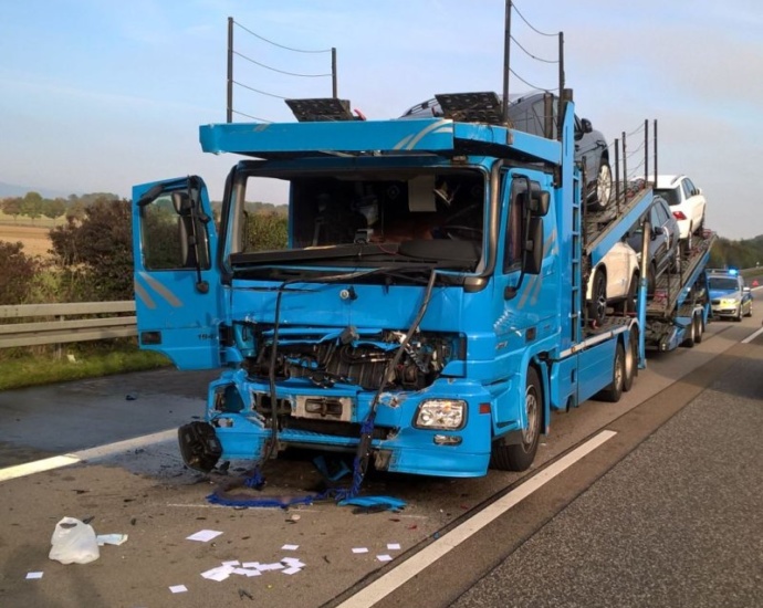 A5: Unfall mit Autotransporter – 50.000 Sachschaden