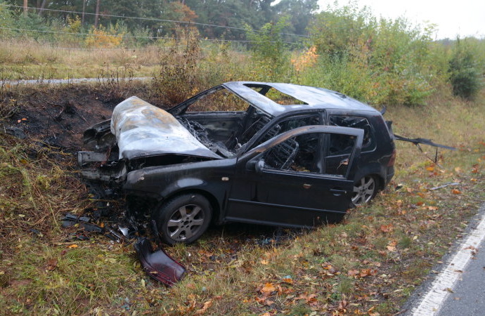 PKW nach Unfall ausgebrannt – Zwei Verletzte