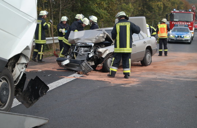 Schwerer Folgeunfall auf der A49 – Rettungshubschrauber im Einsatz