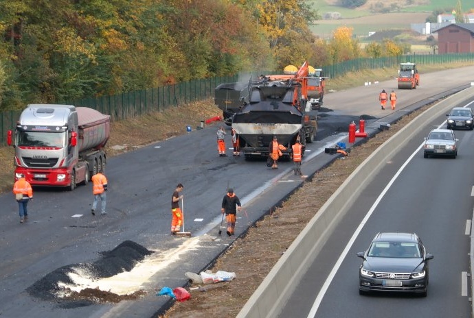 Baustelle: Teermaschine brannte auf der A49