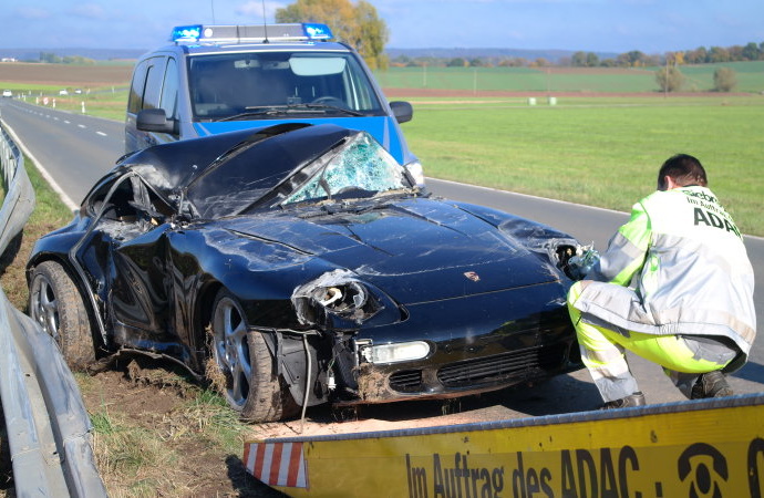 Porsche 911 auf B83 verunglückt