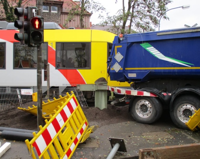 GI: Zug rast in LKW-Auflieger – Zwei Verletzte