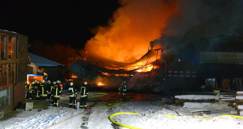 180 Einsatzkräfte: Großbrand im Sägewerk Schauenburg