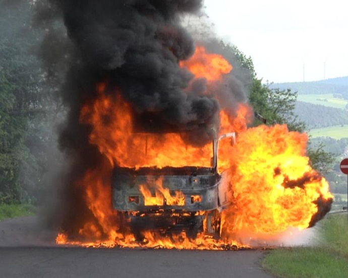 25 Tonnen Papierrollen – LKW brannte am Kirchheimer Dreieck