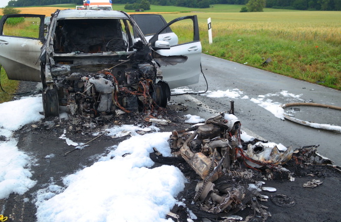 Besse: Motorrad und PKW gehen nach Unfall in Flammen auf – Motorradfahrer schwer verletzt