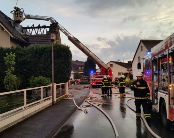 Dachstuhlbrand nach Blitzeinschlag in Hofgeismar