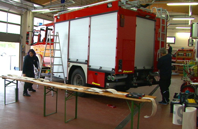 VIDEO: So wird ein Feuerwehrfahrzeug beklebt