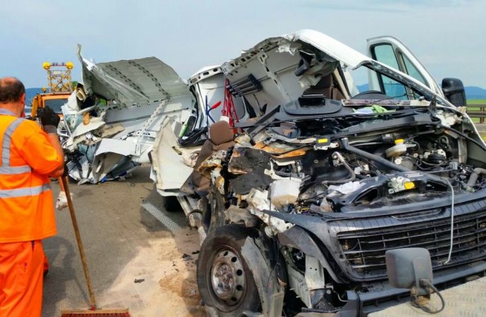 A44: Ersthelfer retten schwerverletzten Fahrer aus zerstörtem Fahrzeug