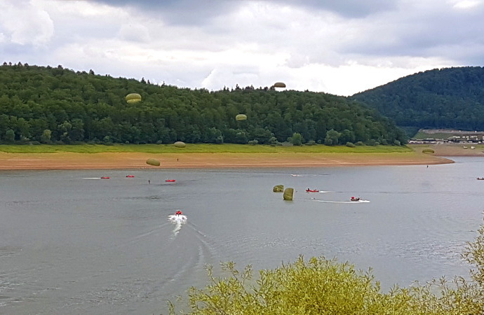 Fallschirmspringer über dem Edersee – Sicherheit ging vor