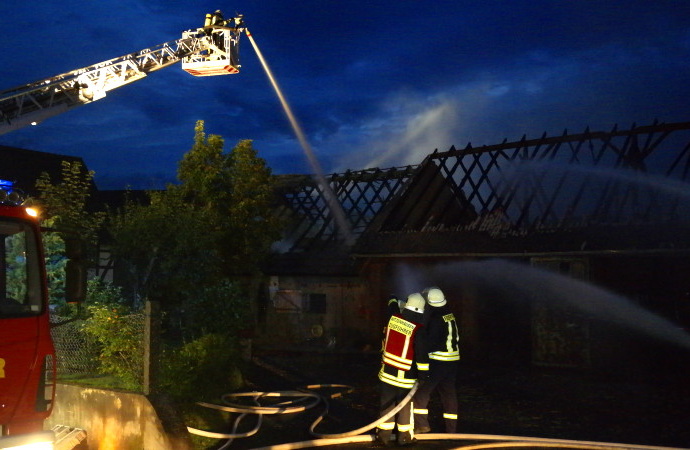 Unwetter: 200.000 Euro Sachschaden nach Scheunenbrand – Blitzeinschlag?