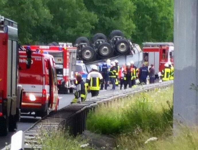 MR: Reifen geplatzt? – LKW überschlägt sich bei Marburg