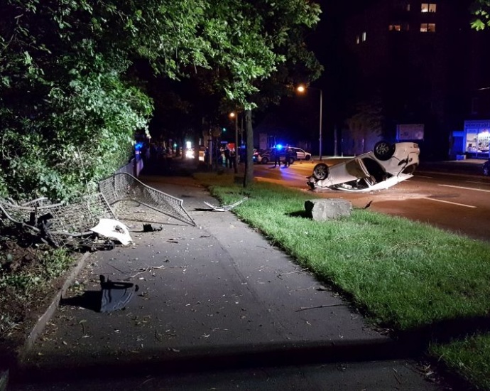 Kurioser Unfall in Kassel – Fahrzeug total zerstört