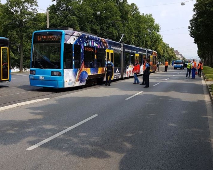 Unfall mit Straßenbahn – Frau schwer verletzt