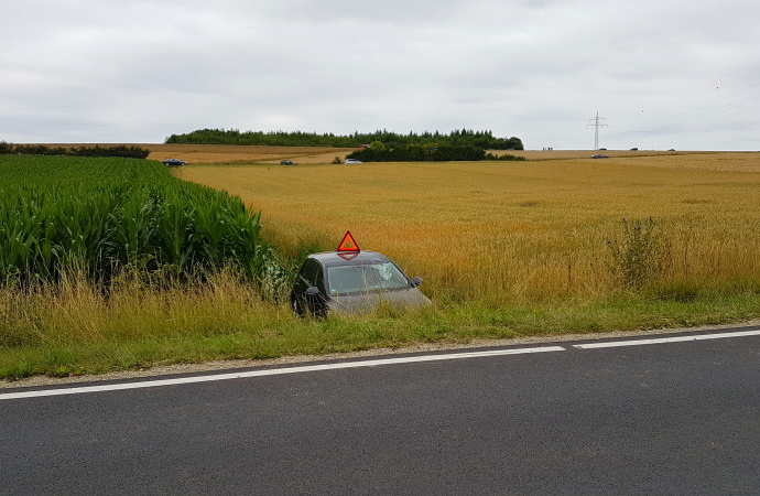 WOH: Kurioser Unfall – PKW fährt durchs Feld