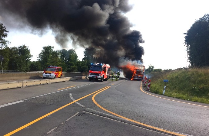 LKW mit Spanplatten brannte auf der A5