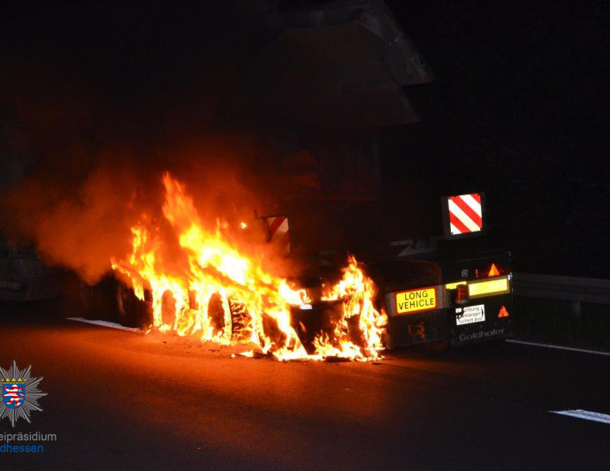 Schwertransport brannte auf A67 – Schwierige Bergung