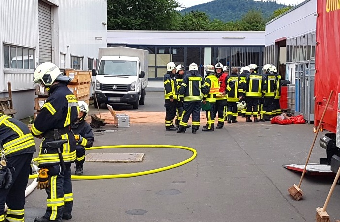 Gabelstapler beschädigt 1000 Liter Behälter in Zierenberg – Gefahrguteinsatz