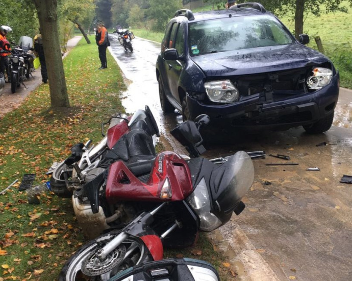 Straße massiv verschmutzt – Motorradfahrer rutscht in Gegenverkehr