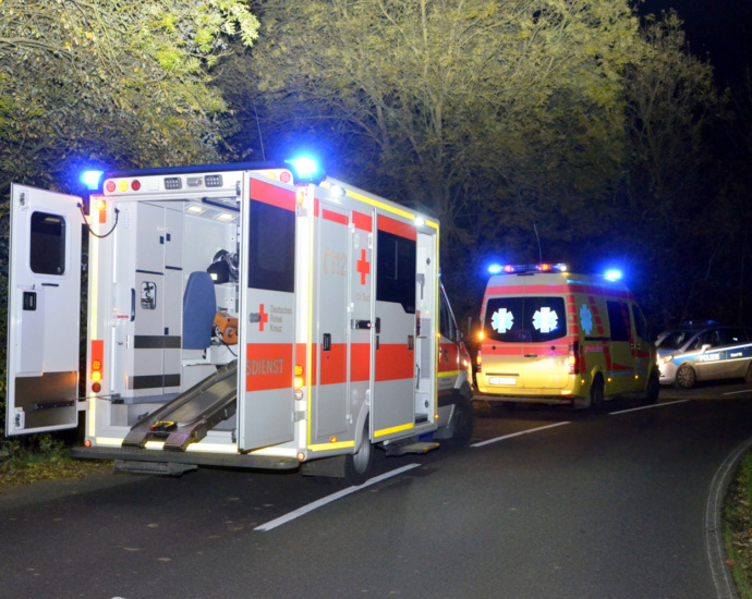 Motorradfahrer stürzt Böschung hinab