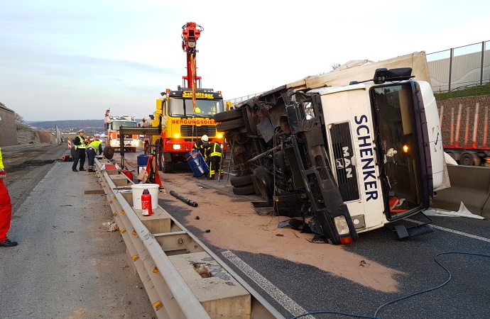 A7: Vorderachse reißt bei LKW-Unfall ab – Fahrer unverletzt