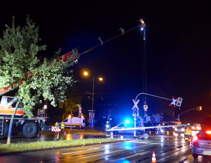 KS: Ampelmast drohte nach Unfall abzuknicken – Kranwagen im Einsatz