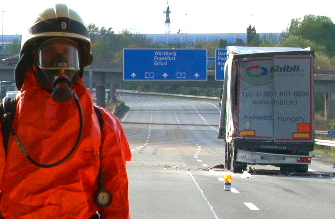 A7: Stundenlange Vollsperrung nach Gefahrgutunfall bei Kassel