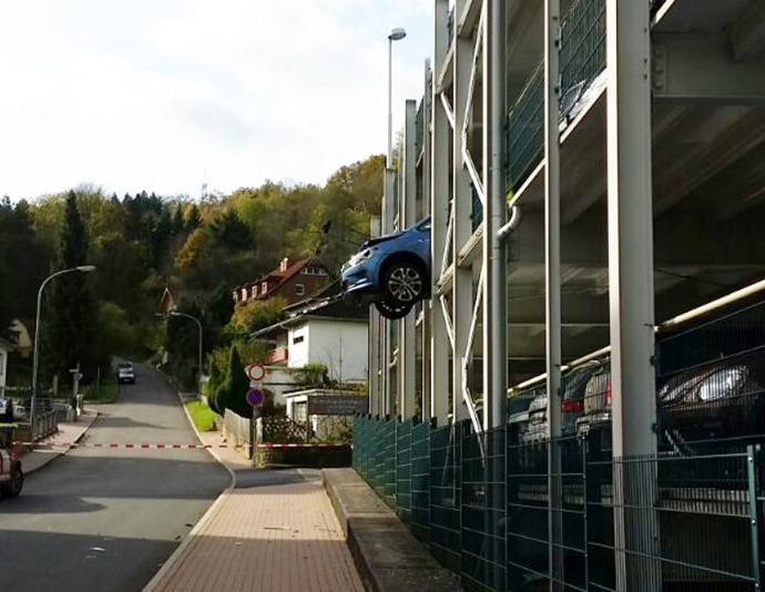 Frau legte falschen Gang ein im Parkhaus und durchbrach Metallgitter