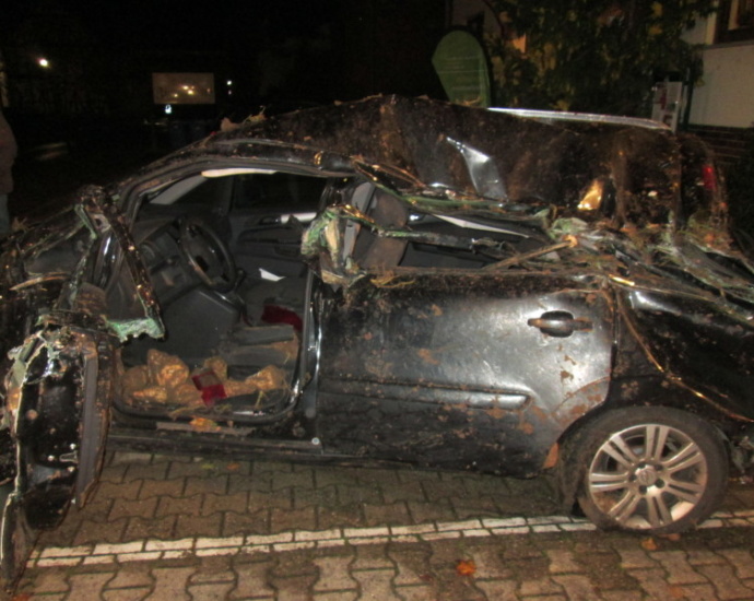 Rübenanhänger stürzt auf geparkten Pkw