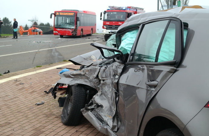 Nieste: Bus kollidiert mit Pkw – Acht zum Teil schwer verletzt