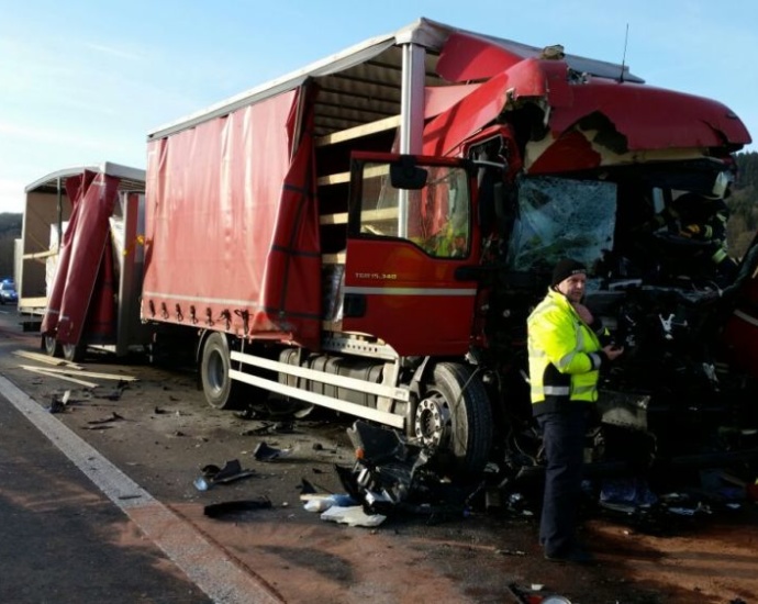 Schwerer LKW Unfall auf der A44 – Fahrer massiv eingeklemmt