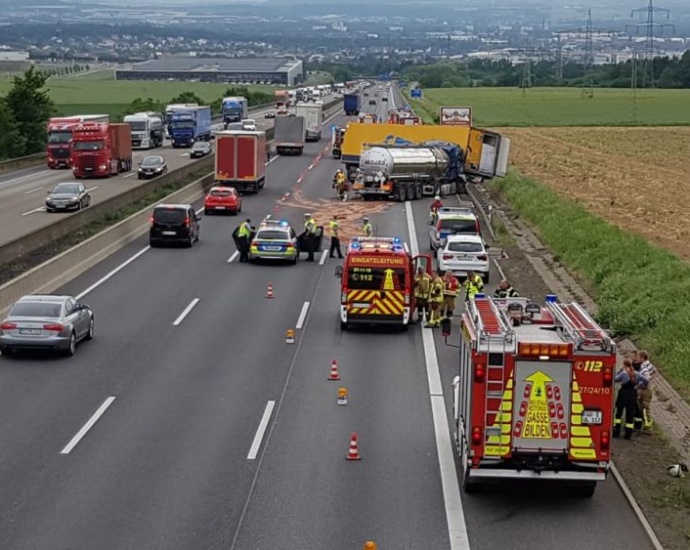 Schwerer LKW Unfall auf der A7 mit drei LKW