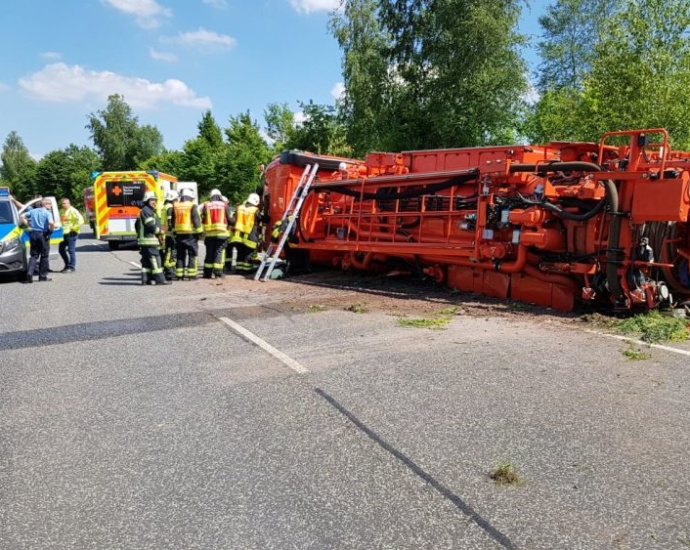 LKW Unfall auf der B251 – Pumpfahrzeug umgekippt