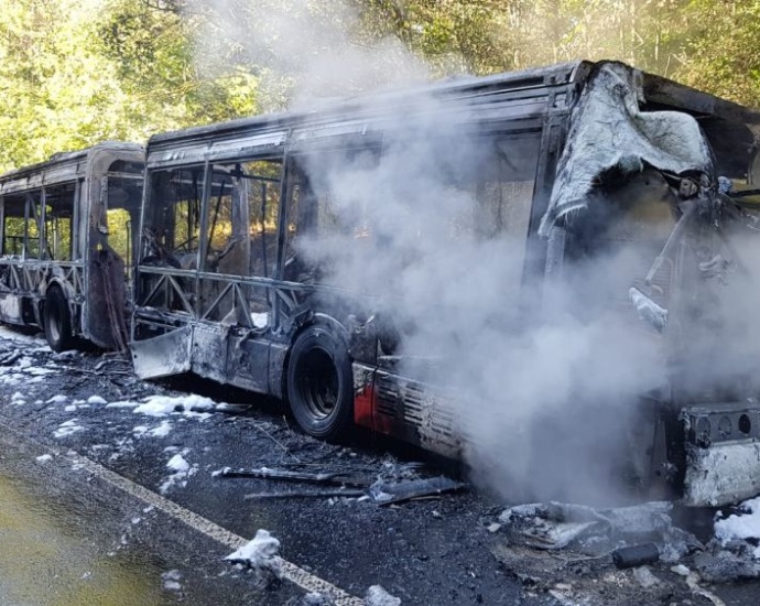 Linienbus geht in Flammen auf – B7 Vollsperrung (Video)