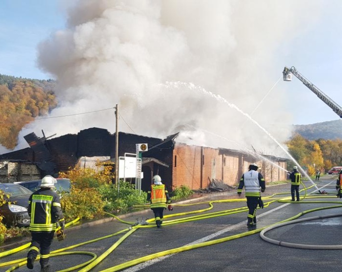 Vaake: Reifenlager und KFZ Werkstatt im Vollbrand (Video)