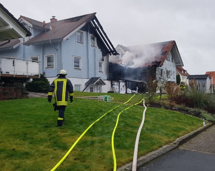 Wahlsburg: Carportbrand greift auf zwei Wohnhäuser über (Video)