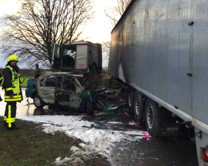 Südhessen: LKW-Fahrer rettet drei Menschen aus brennenden PKW