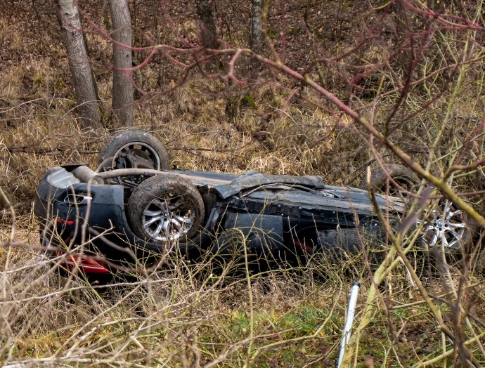 A485: Zu schnell in die Ausfahrt – BMW überschlug sich