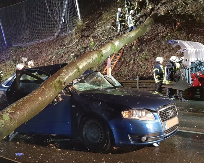 Sturmfront über Nordhessen – Baum stürzt auf PKW mit vier Personen auf B83 (VIDEO)