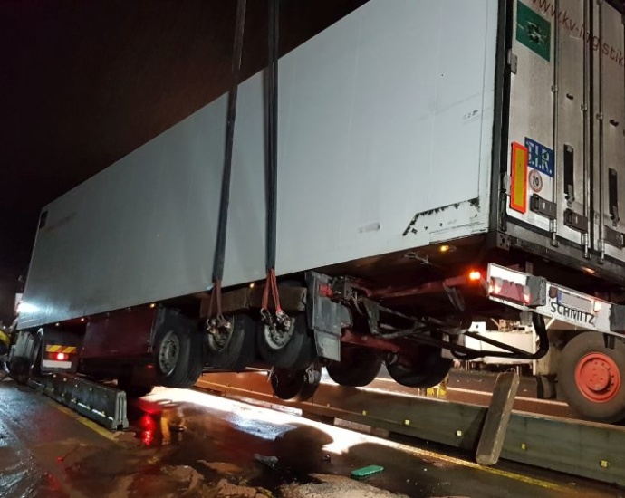 KS: Nach LKW-Unfall in Baustelle – A 44 wieder freigegeben