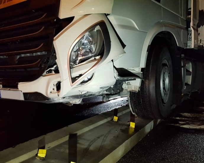 Vollsperrung der A 44 nach erneutem LKW-Unfall vor der Bergshäuser Brücke