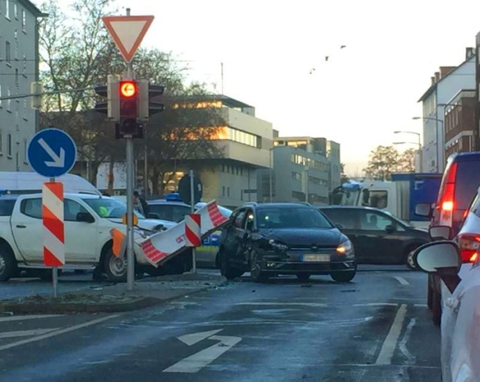 KS: Verkehrsunfall auf dem Holländischen Platz – 30.000 Euro Sachschaden