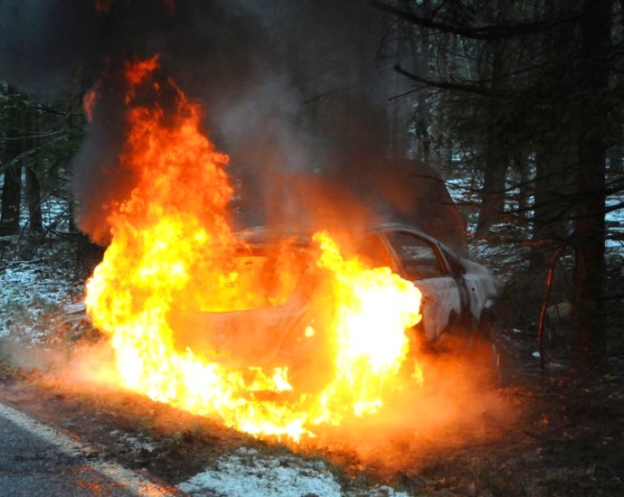 Corsa kommt von Straße ab und geht in Flammen auf – Fahrerin schwer verletzt