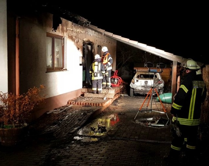 Carport brannte in Reichensachsen – Bewohnerin über Balkon gerettet