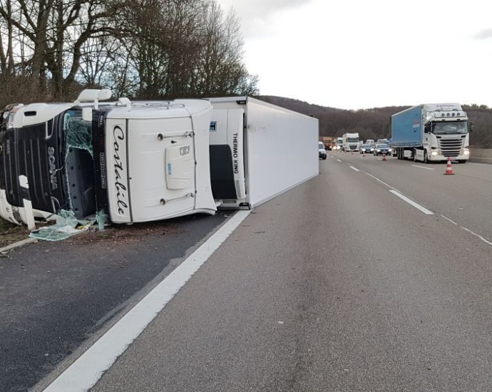 LKW Unfall auf A7 bei Homberg