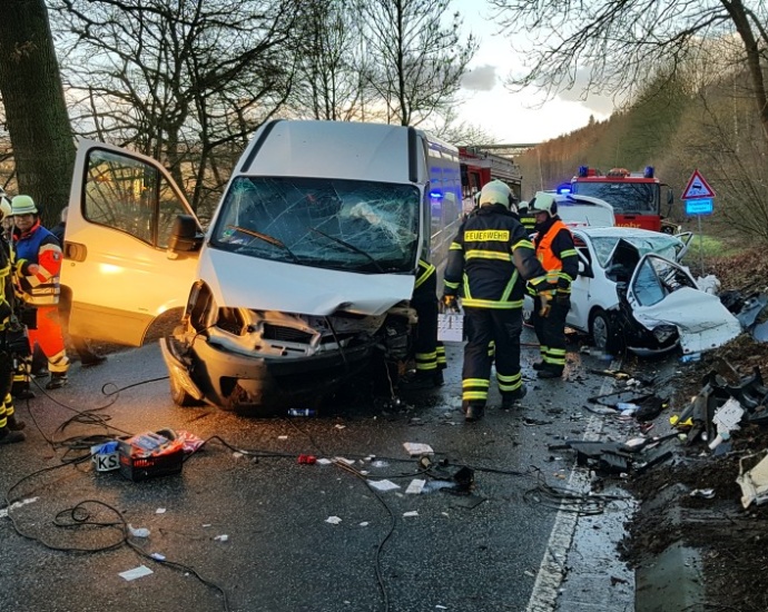 Schwerer Unfall bei Fuldabrück – Vier Verletzte (Video)